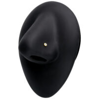 Eleganter Nasenstecker aus 18k Gold mit kristallklarem Stein auf schwarzem Hintergrund