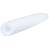 Weißer, glatter PTFE Dehnstab mit abgerundeten Enden auf weißem Hintergrund
