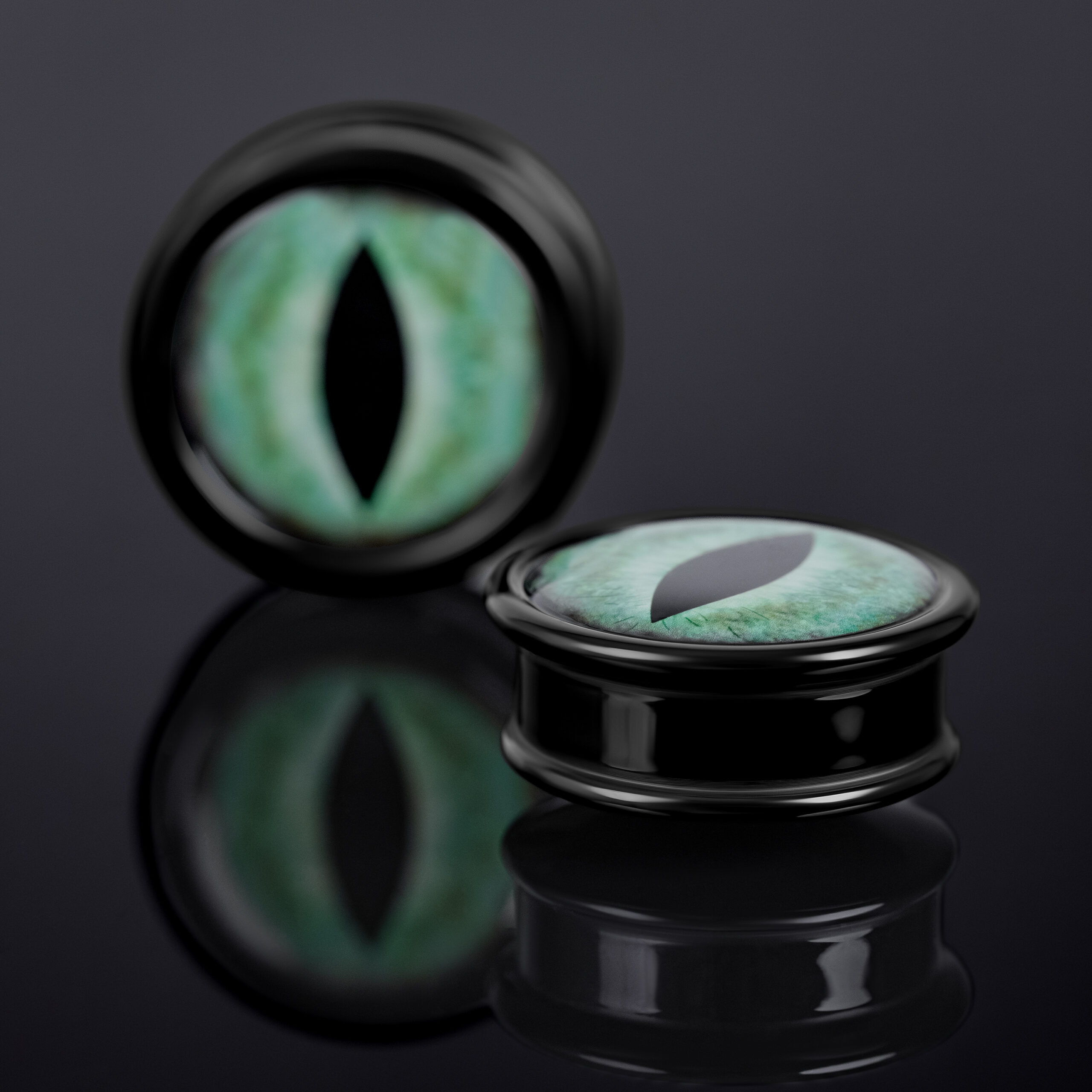 Schwarzer Plug mit grünem Katzenauge-Design auf dunklem Hintergrund