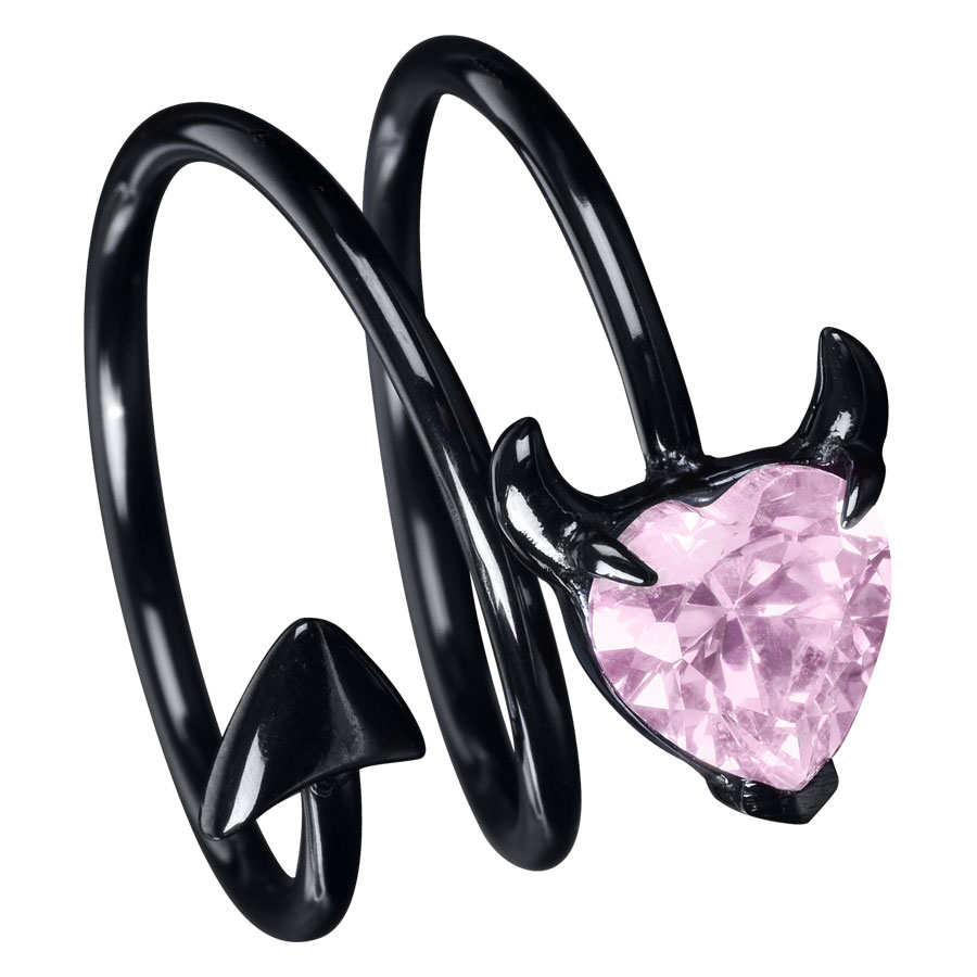 Schwarzer Ring aus Chirurgenstahl mit rosa Herz-Kristall und Teufelshörnern auf weißem Hintergrund