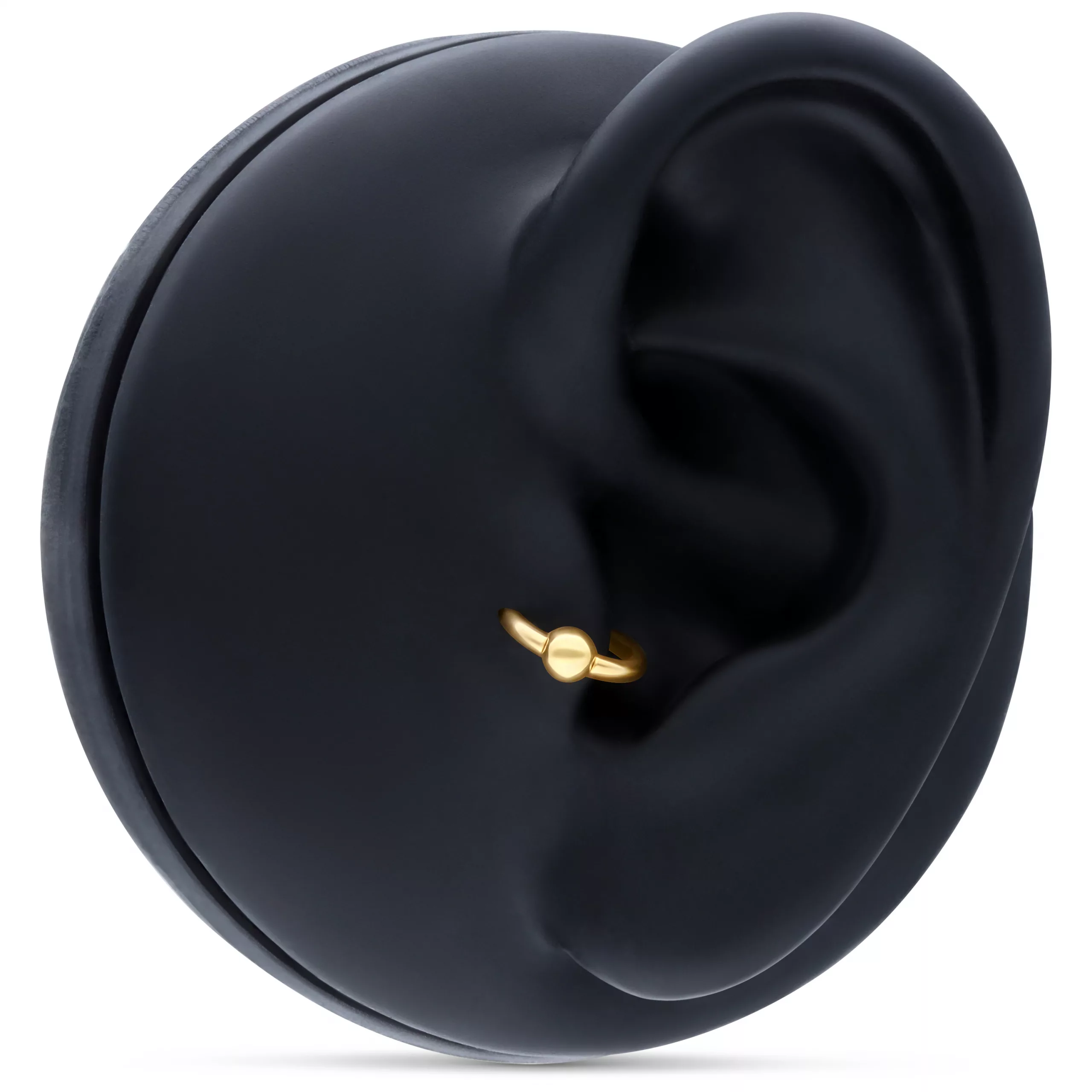 Goldener Klemmkugelring in Ohrpiercing auf schwarzem Hintergrund