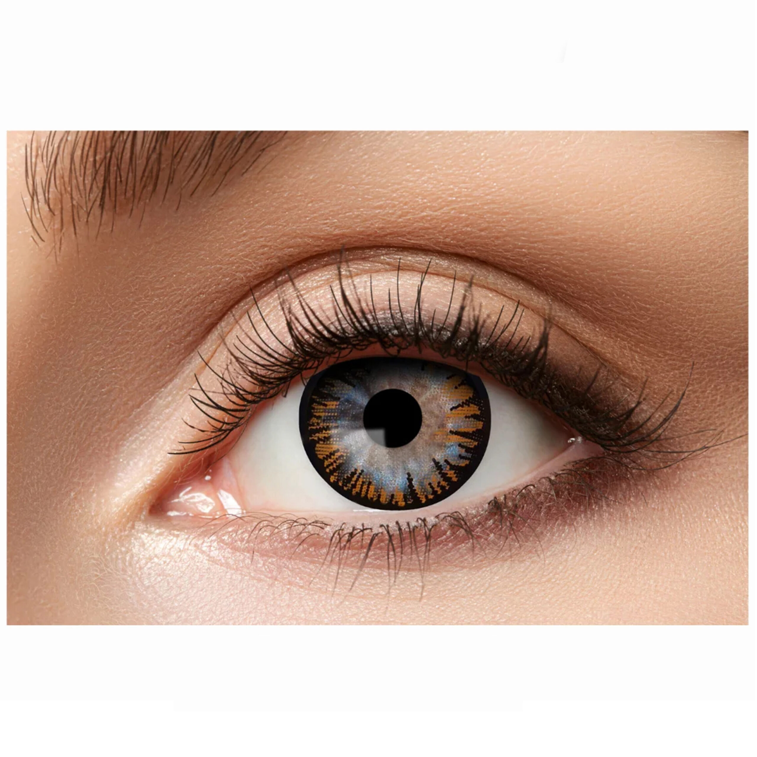 Nahaufnahme eines Auges mit Big Eye Brown Kontaktlinsen, natürliche Farben