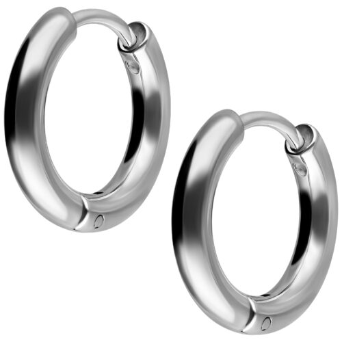 Paar silberne Ohrringe aus chirurgischem Stahl, glänzend, auf weißem Hintergrund