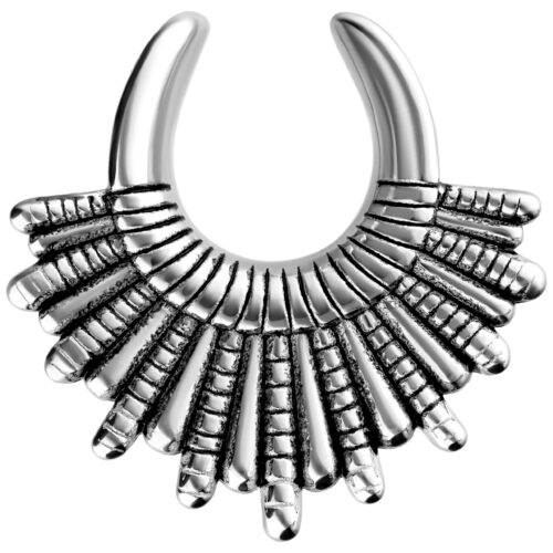 Silbernes Indiana Earsaddle aus Chirurgenstahl auf weißem Hintergrund