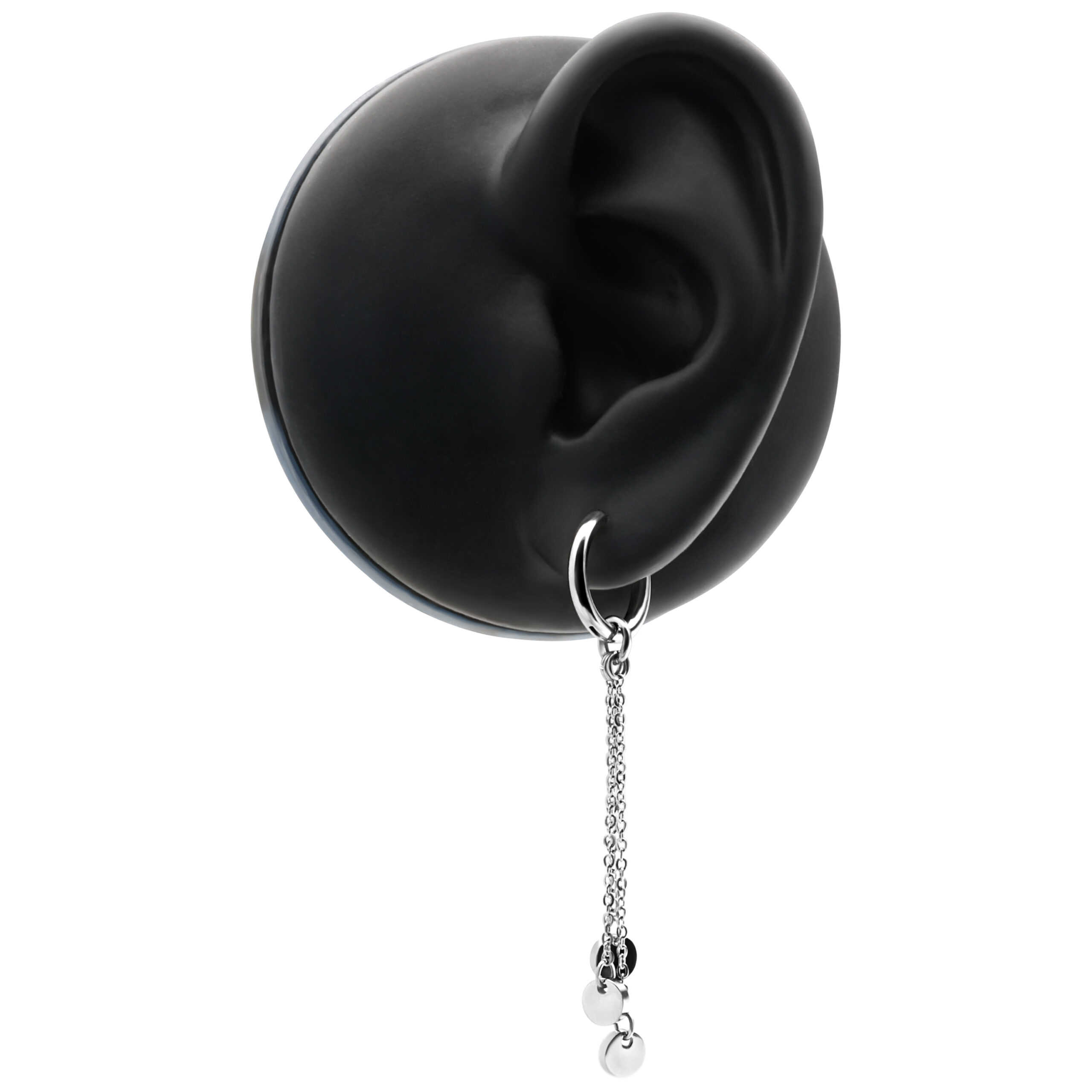 Silberne Edelstahl-Ohrringe mit Kettendetail an einem schwarzen Ohrmodell