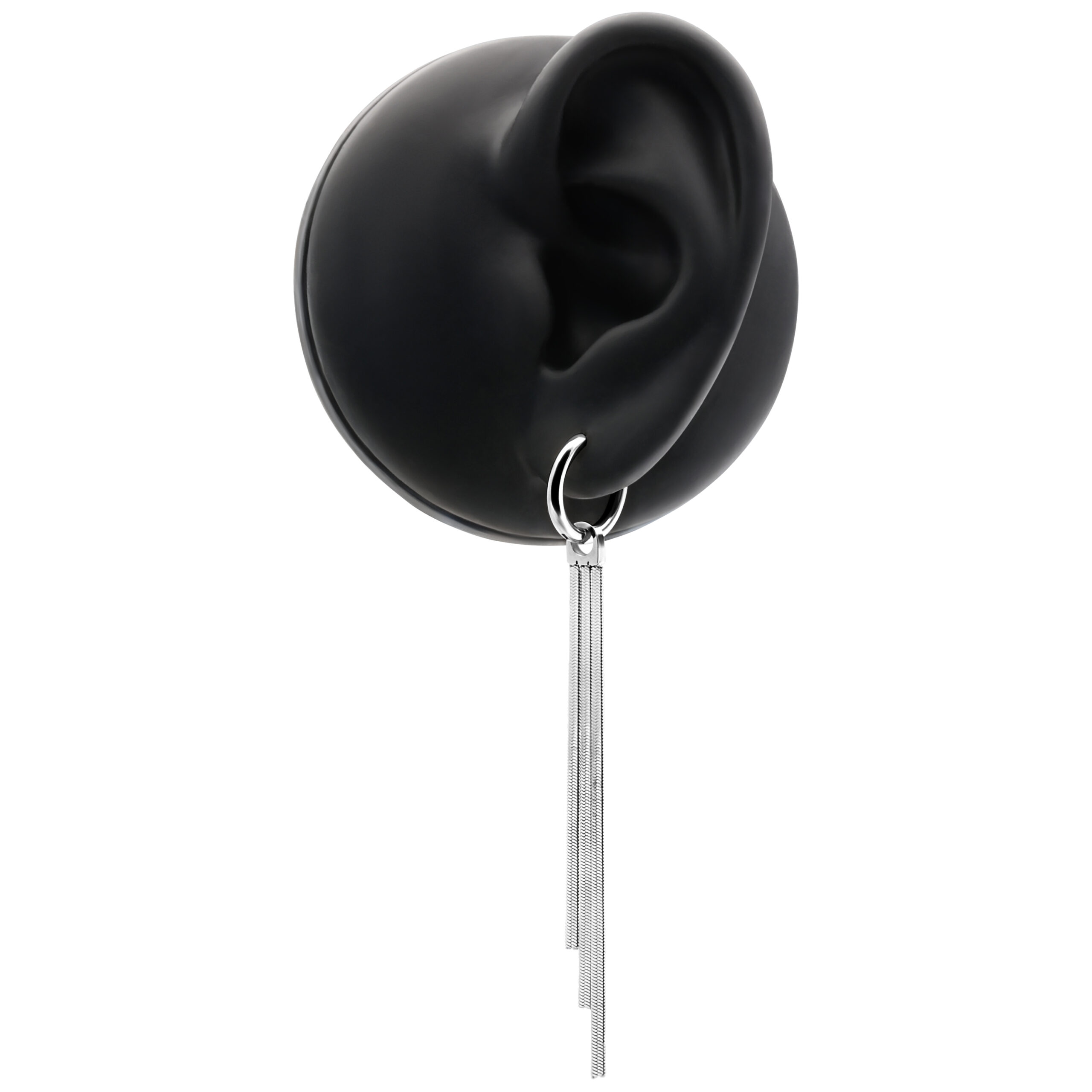 Silberne Ohrringe mit Snakechain-Design an schwarzem Ohrmodell