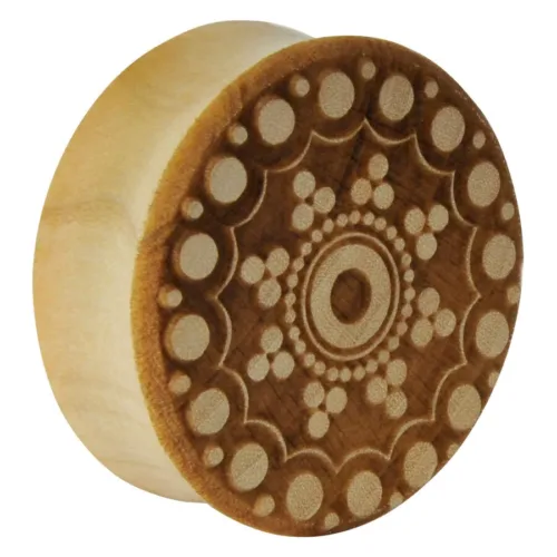 Holzplug mit geschnitztem Muster, Größe 14 mm, auf weißem Hintergrund