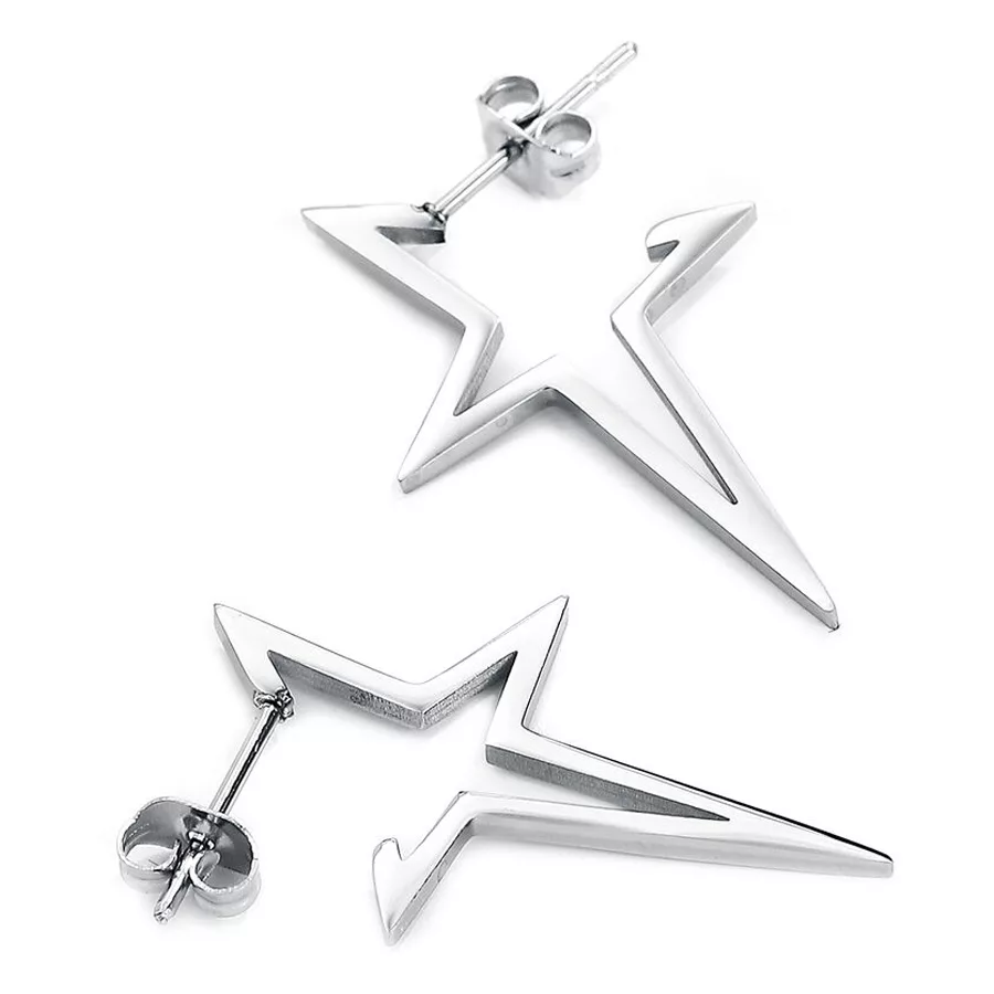 Zwei silberne Stern-Ohrstecker aus Chirurgenstahl auf weißem Hintergrund