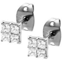 Silberne Ohrstecker mit quadratischen Kristallen auf weißem Hintergrund