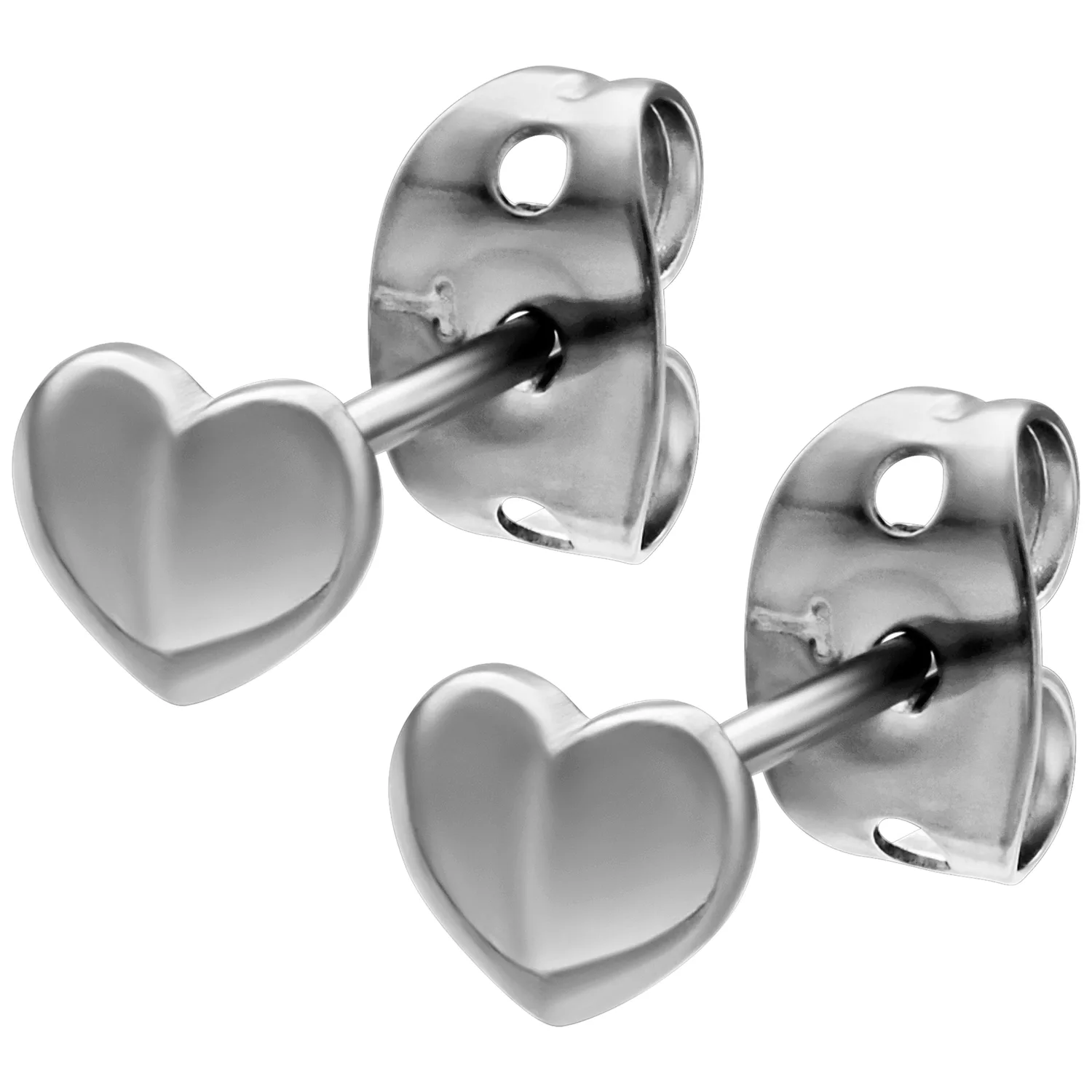 Silberne Herz Ohrstecker aus Edelstahl auf weißem Hintergrund