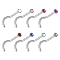 Acht silberne Nasenstecker mit bunten Kristallen auf weißem Hintergrund