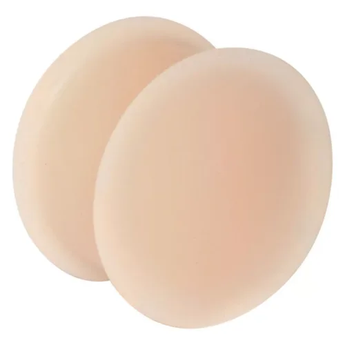 Hautfarbener Silikon Plug für das Ohr auf weißem Hintergrund