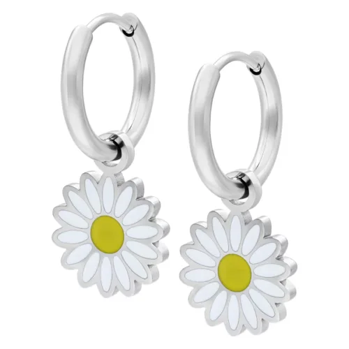 Silberne Ohrringe mit Gänseblümchen-Anhänger auf weißem Hintergrund