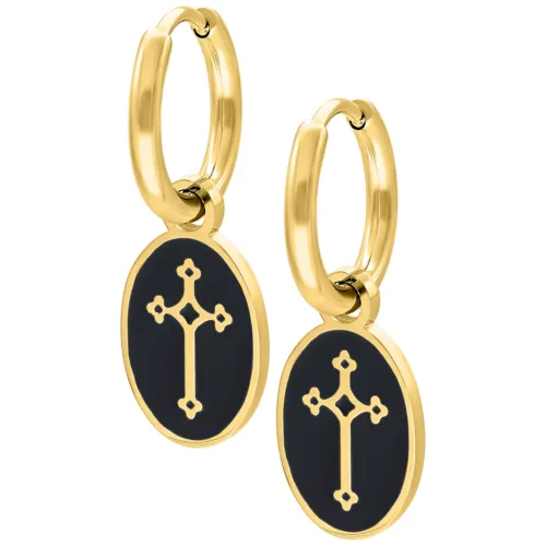 Goldene Creolen mit schwarzem Kreuz-Anhänger auf weißem Hintergrund