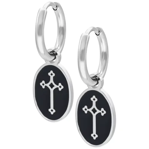 Silberne Kreolen mit ovalem schwarzem Anhänger und Kreuz auf weißem Hintergrund