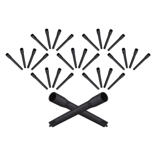 Mehrere schwarze, sterile Kunststoffrührstäbchen auf weißem Hintergrund