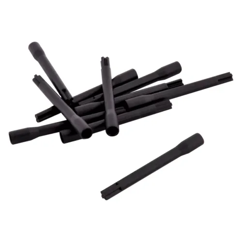 Schwarze Kunststoffrührstäbchen auf weißem Hintergrund, steril und unbenutzt