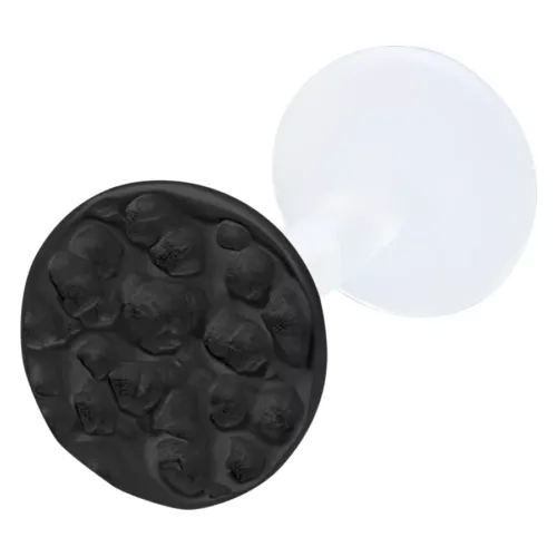 Schwarzes gehämmertes Labret mit Push Fit, 11 mm Länge, auf weißem Hintergrund