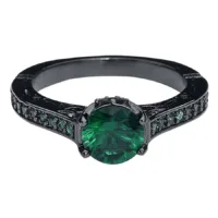 Schwarzer Fingerring aus Chirurgenstahl mit smaragdgrünem Kristall auf weißem Hintergrund