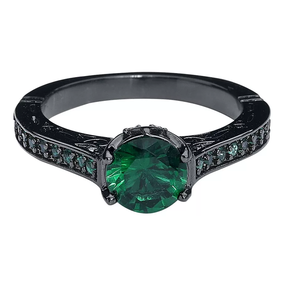 Schwarzer Fingerring aus Chirurgenstahl mit smaragdgrünem Kristall auf weißem Hintergrund