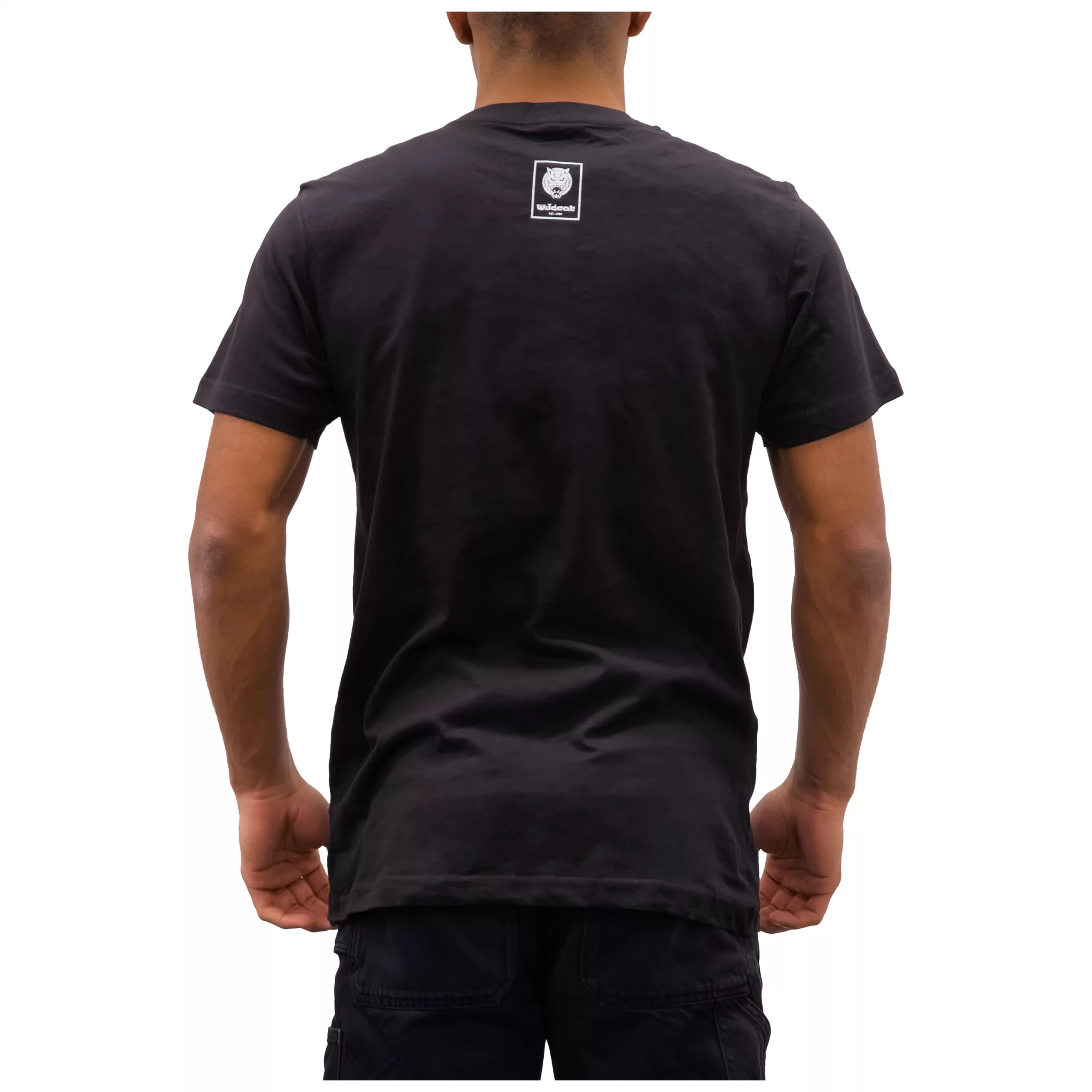 Rückansicht eines schwarzen Wildcat T-Shirts mit Logoprint auf weißem Hintergrund