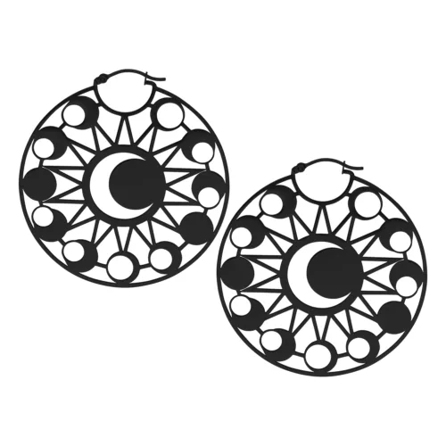 Schwarze Moon Eclipse Ohrringe aus Chirurgenstahl mit Klappverschluss auf weißem Hintergrund