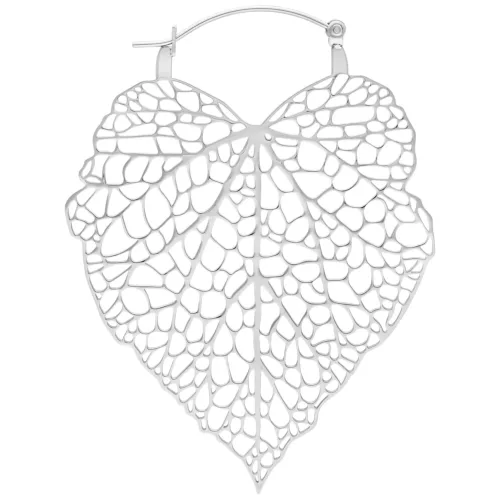 Silberne Ohrringe in Blattform auf weißem Hintergrund