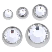 Fünf glänzende Strasskugeln in verschiedenen Größen auf weißem Hintergrund