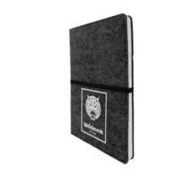 Graues Wildcat Notizbuch mit Filzumschlag und Gummiband auf weißem Hintergrund