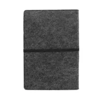 Notizbuch mit grauem Filzumschlag und schwarzem Gummiband, auf weißem Hintergrund