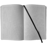 Offenes Wildcat Notebook mit Karomuster und schwarzem Lesezeichen auf weißem Hintergrund