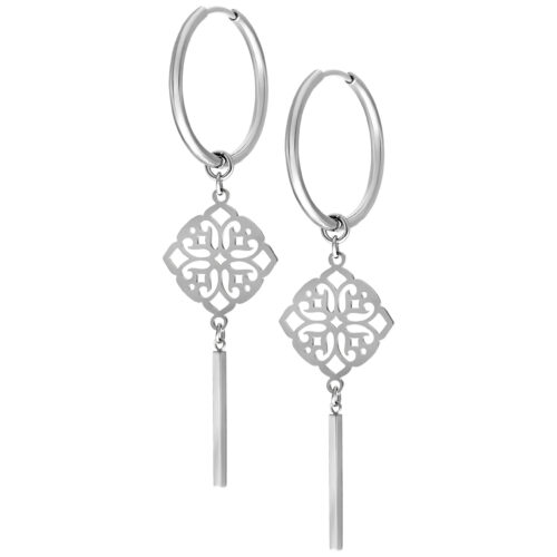 Silberne Ohrringe mit Kleeblatt-Anhänger auf weißem Hintergrund