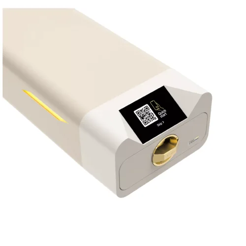 Weißer Enbio Autoklav S mit goldenen Akzenten auf weißem Hintergrund