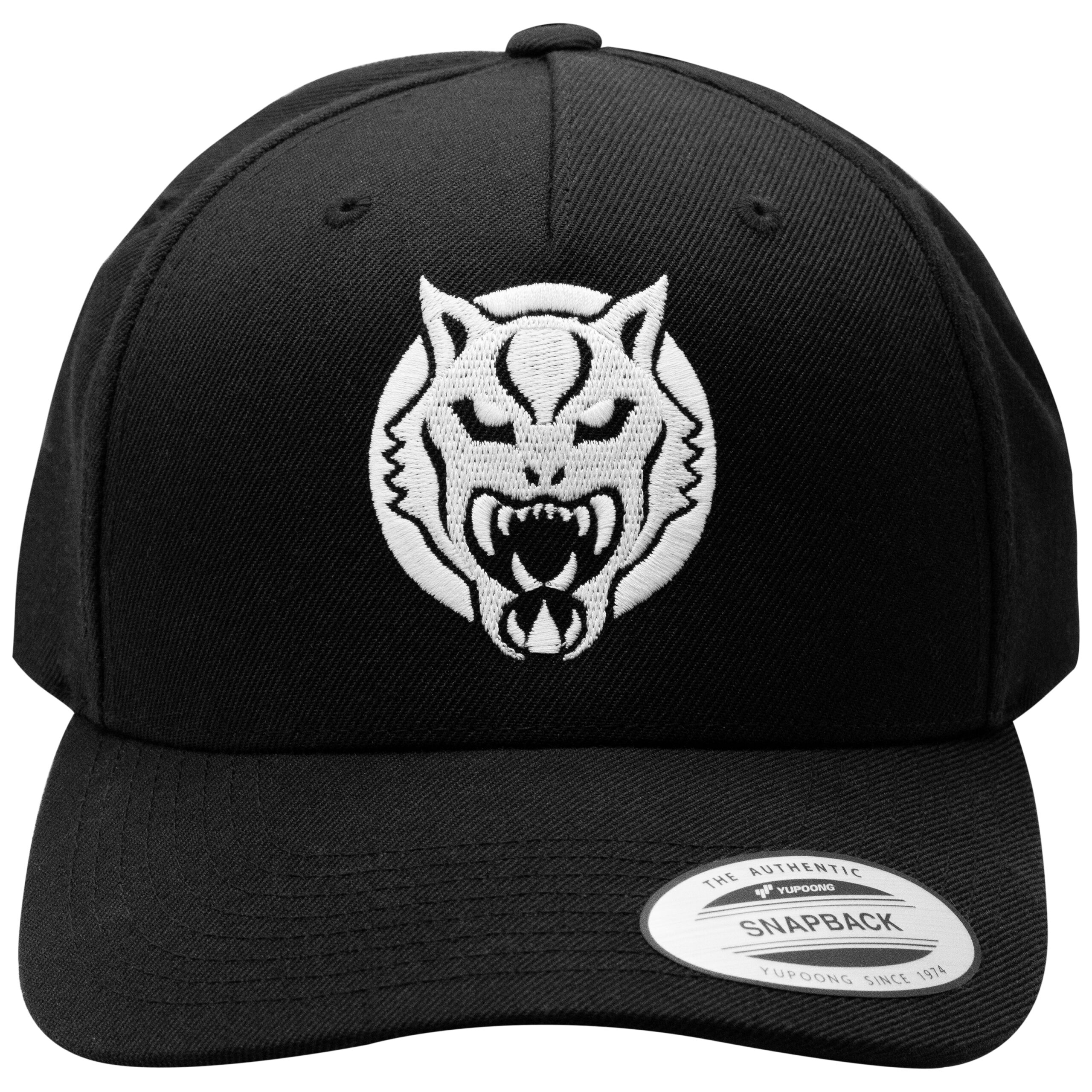 Schwarze Snapback Cap mit Wildcat-Logo auf weißem Hintergrund