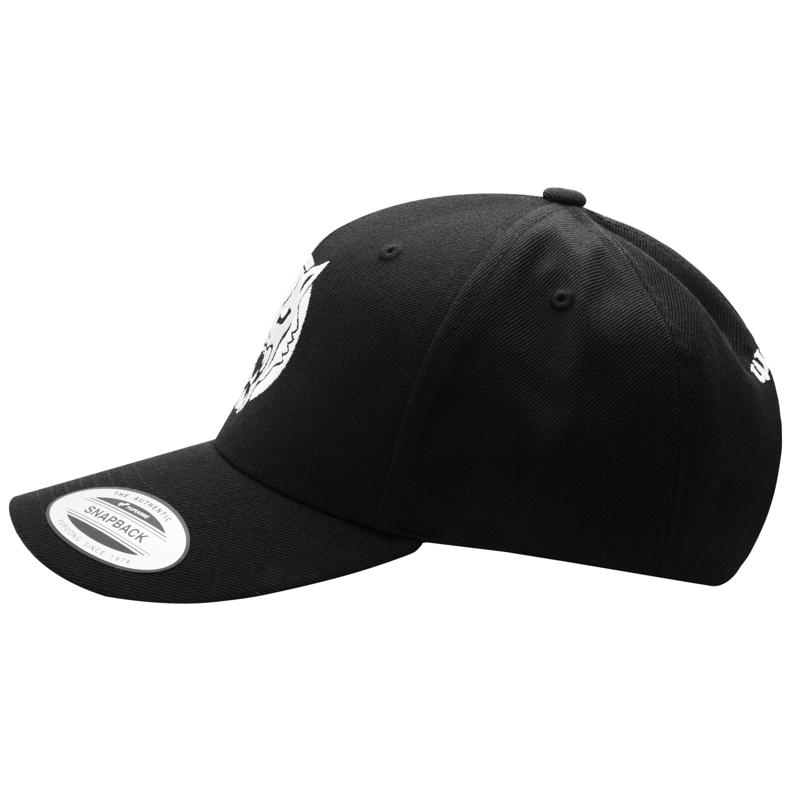 Schwarze Snapback Cap mit Wildcat-Logo, seitlich auf weißem Hintergrund