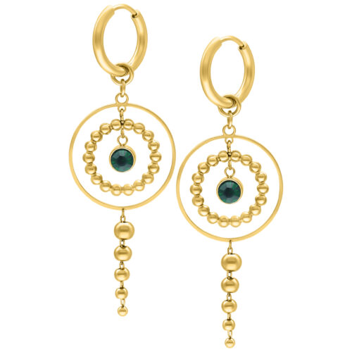 Goldene Ohrringe mit Smaragdgrünem Kristall auf weißem Hintergrund