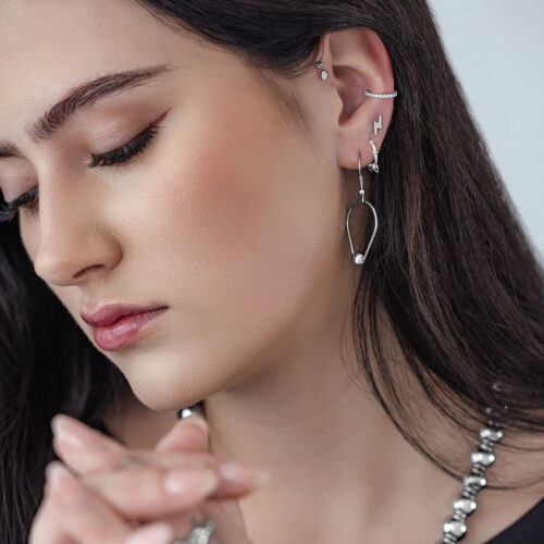 Frau mit silbernen Double Mesh Ohrringen von Wildcat, Nahaufnahme