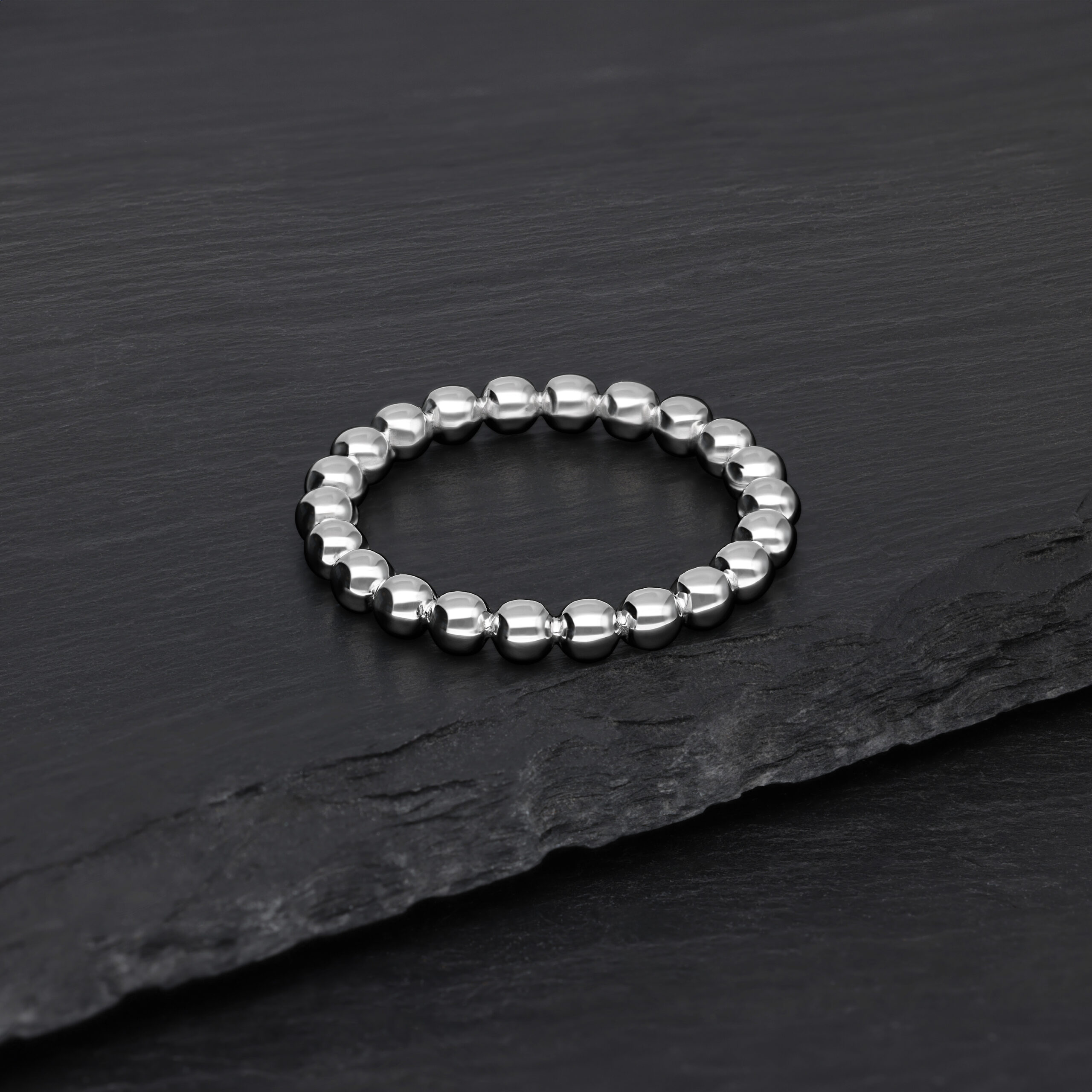 Silberner Bubble Ring aus Chirurgenstahl auf schwarzem Hintergrund