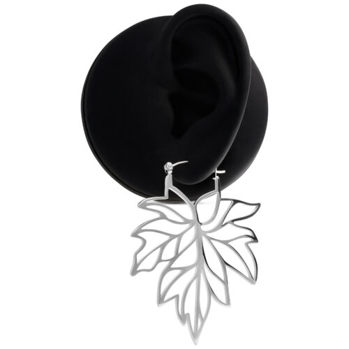 Silberne Herbstblatt-Ohrringe aus Chirurgenstahl vor schwarzem Hintergrund