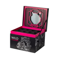 Schwarze Schmuckschatulle mit pinkem Rand, offen mit Spiegel und Boxen