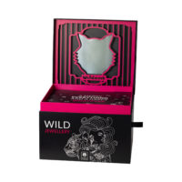 Schwarze Schmuckschatulle mit pinkem Akzent, geöffnet, Wildcat-Logo im Deckel