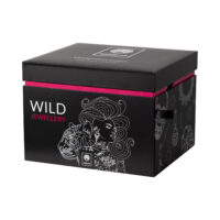 Schwarze Schmuckschatulle mit Wildcat Design und pinkem Akzent auf weißem Hintergrund