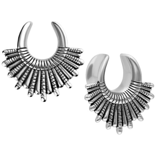 Zwei silberne Indiana Earsaddles aus Chirurgenstahl auf weißem Hintergrund