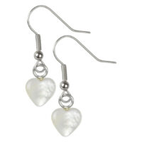 Weiße Herz-Ohrringe aus Silber auf neutralem Hintergrund