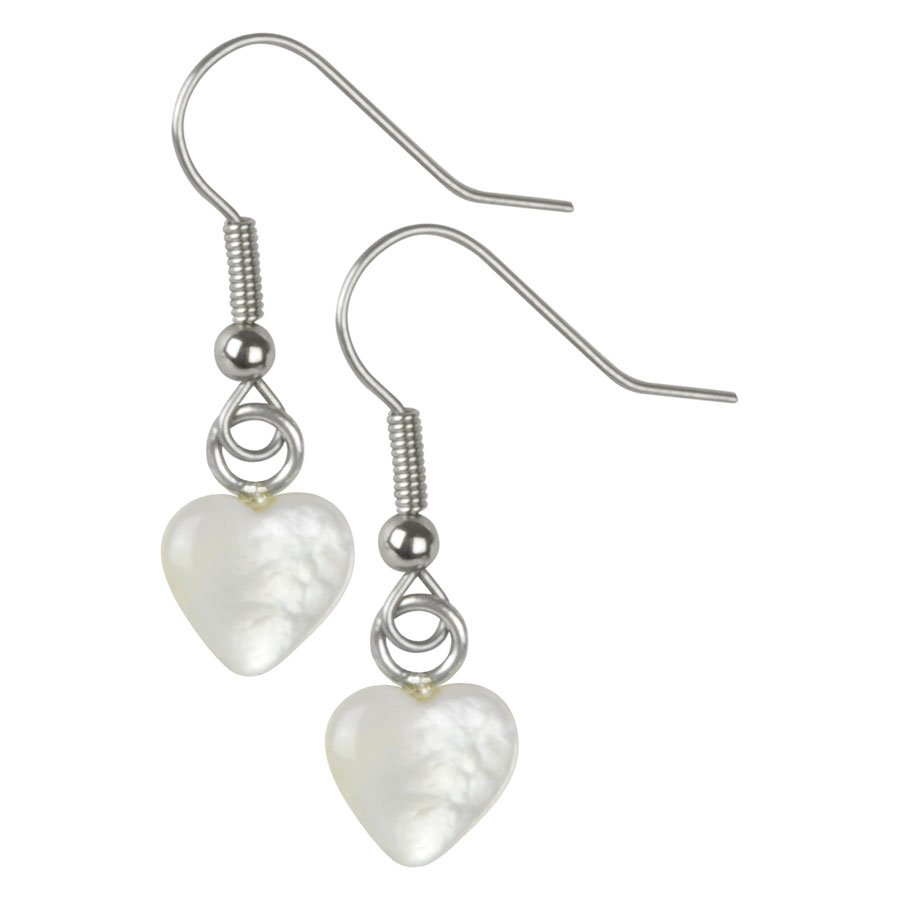 Weiße Herz-Ohrringe aus Silber auf neutralem Hintergrund