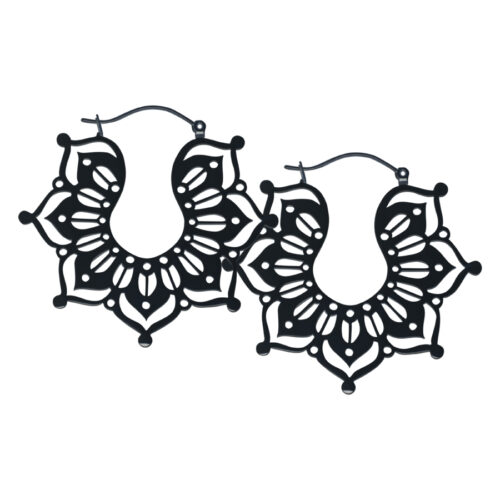 Schwarze Magnolia Hoops Ohrringe aus Chirurgenstahl auf weißem Hintergrund