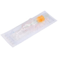 Transparente Cartridge mit orangefarbenem Akzent und 5er Nadel auf weißem Hintergrund