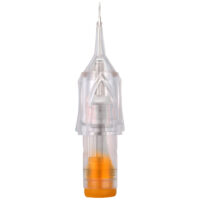 Transparente Cartridge mit 3er Round Liner Nadel, orange Basis, auf weißem Hintergrund