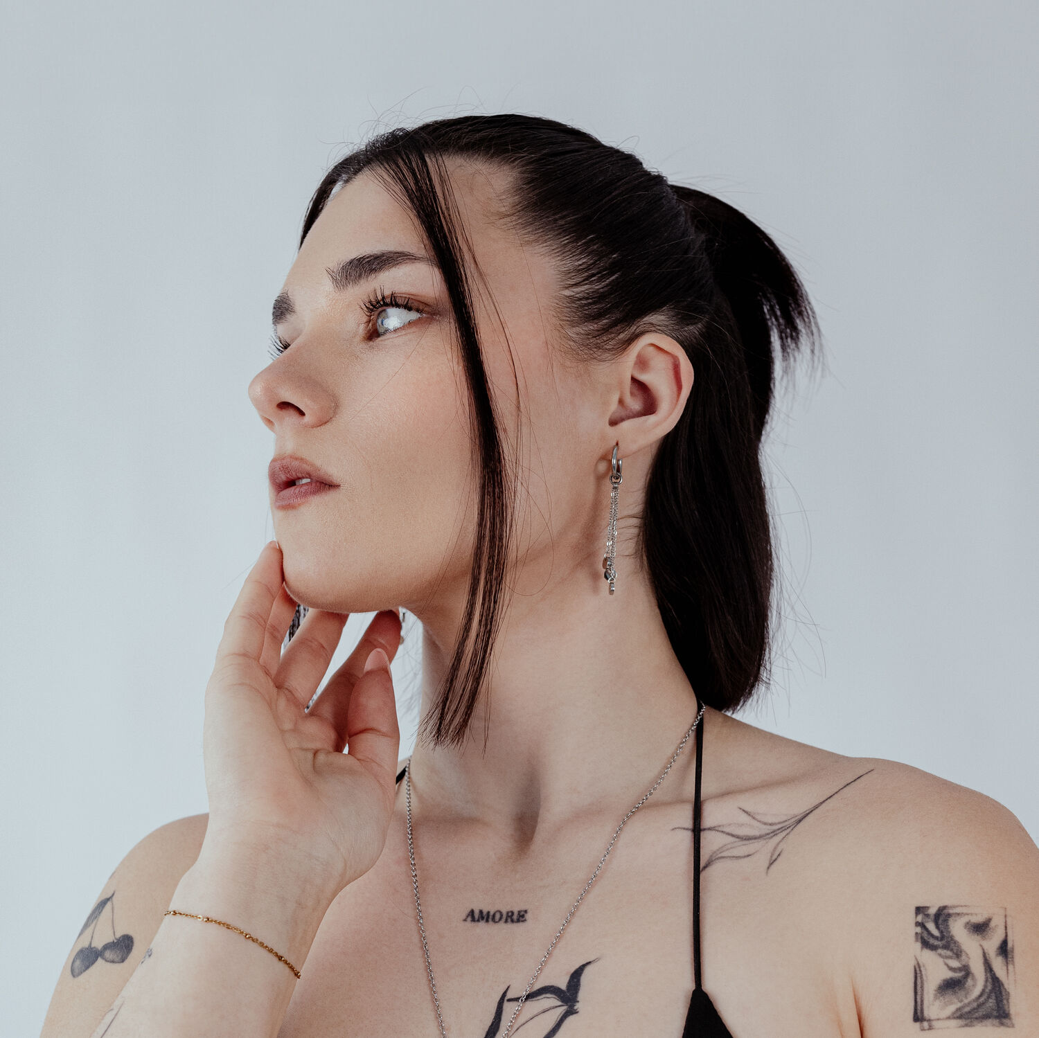 Frau mit schwarzen und silbernen Creolen, seitlich fotografiert