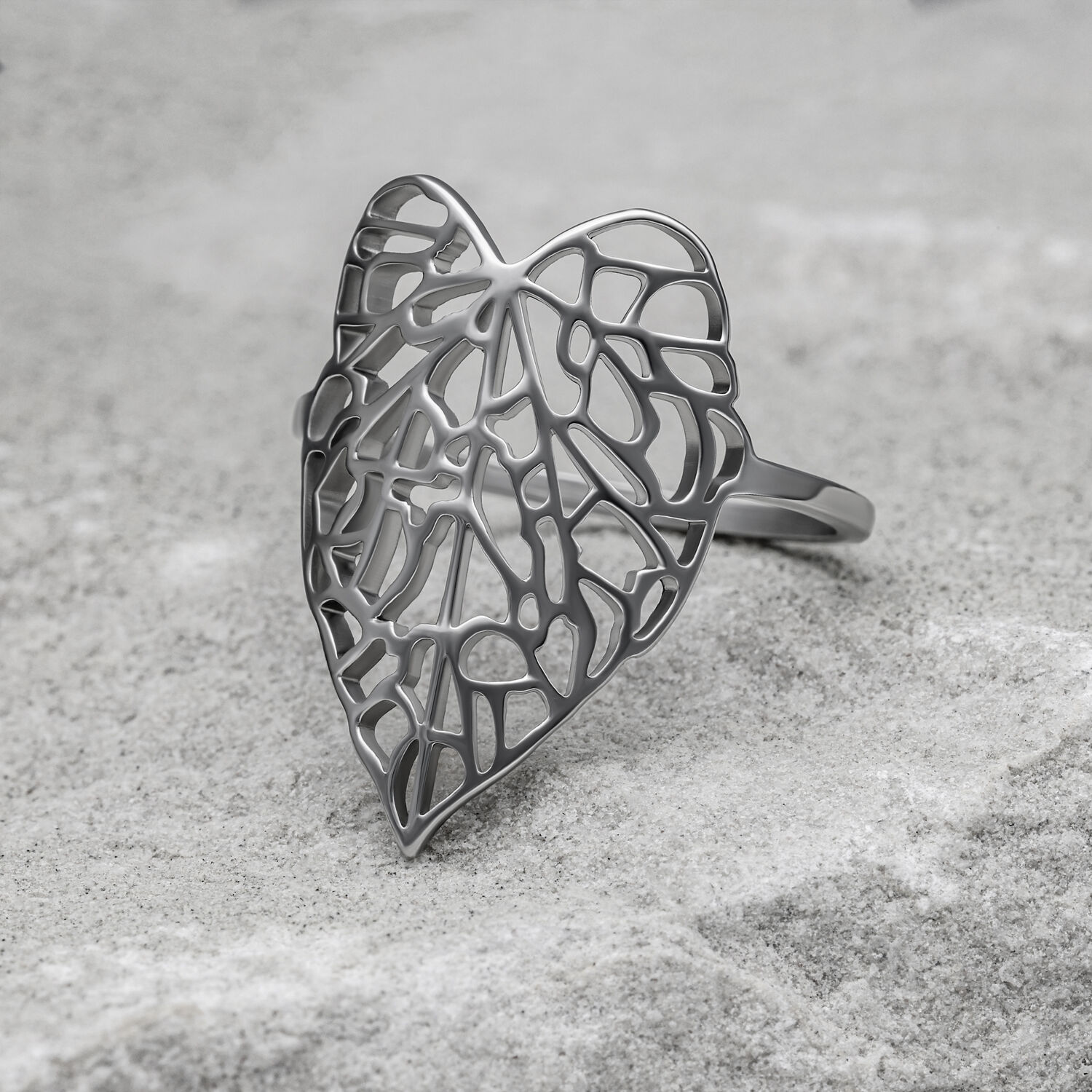 Silberner Ring in Blattform auf grauem Hintergrund, Größe 17,0 mm